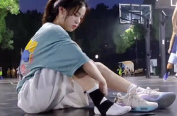 小姐姐崴脚小说片段,崴脚小姐姐的温馨治愈之旅
