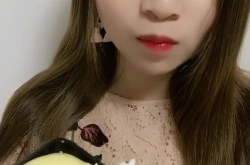 小姐姐吃夹心甜点视频,小姐姐挑战美味夹心甜点大比拼