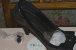 用舌头清理高跟鞋