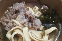 小姐姐独自去吃美食图片,小姐姐独享美食之旅