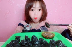 小姐姐吃墨鱼脆肠,小姐姐的独特味蕾体验
