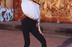 小姐姐穿着很多衣服跳舞,小姐姐盛装舞动，演绎冬日里的热情与活力