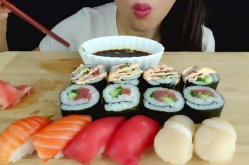 小姐姐吃海鲜寿司图片,小姐姐的美味瞬间