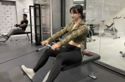 小姐姐戴手套按摩胸肌,小姐姐巧按摩，唤醒胸肌活力